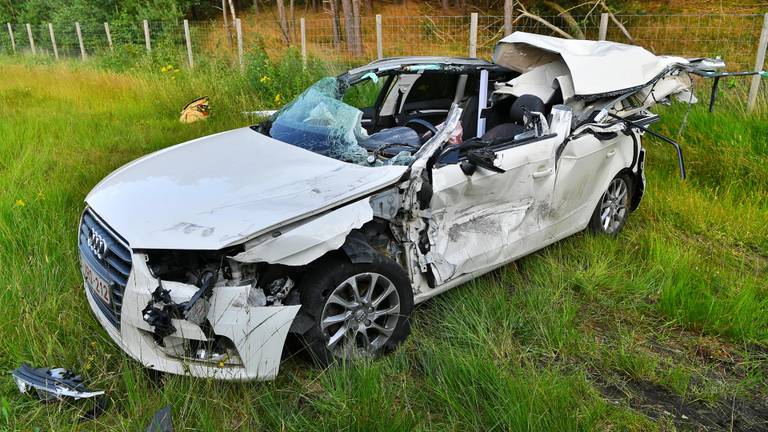 Auto botst op vrachtwagen op A67: automobilist (35) overleden 