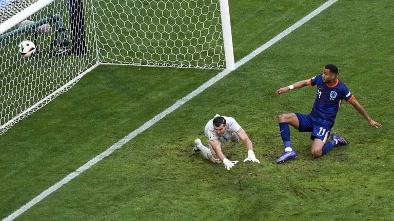 Cody Gakpo scoort maar de treffer wordt geannulleerd wegens buitenspel (foto: ANP).
