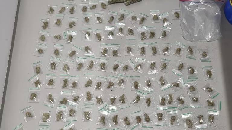 De politie vond verschillende soorten drugs in de woningen (foto: Politie.nl) 