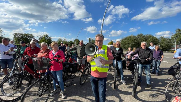 Op de fiets in actie tegen distributiecentrum: 'Dit wordt een ramp' 