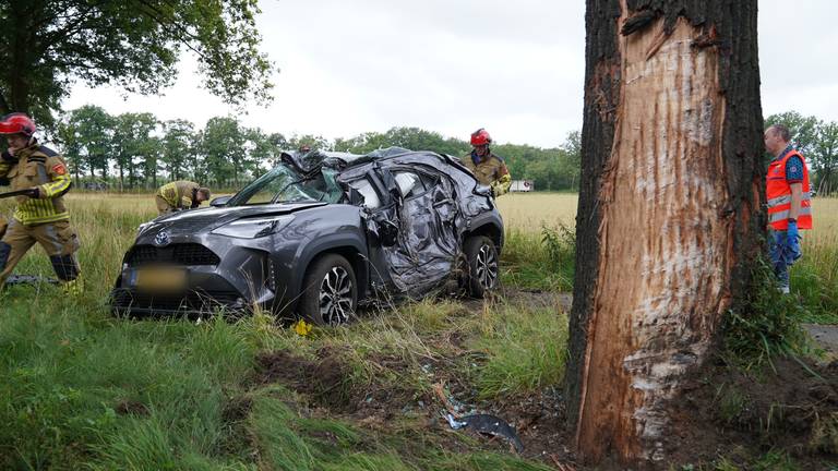 Er werd ook een boom geraakt bij het ongeluk (foto: SQ Vision/Bart Meesters).