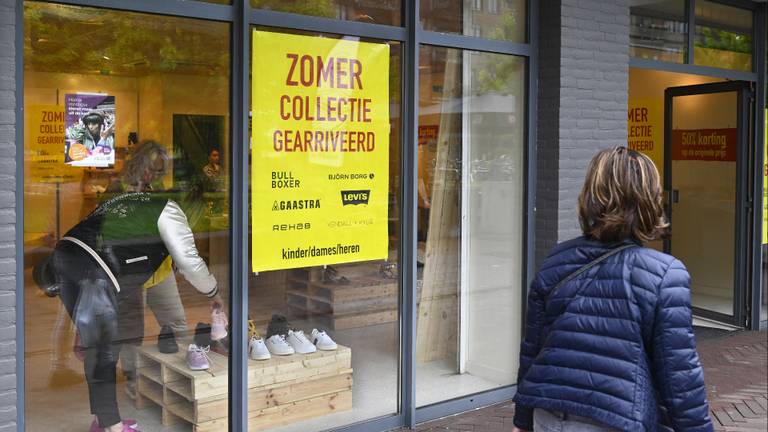 Op veel plekken is de uitverkoop al gestart, want de herfstcollectie komt eraan (foto: ANP). 