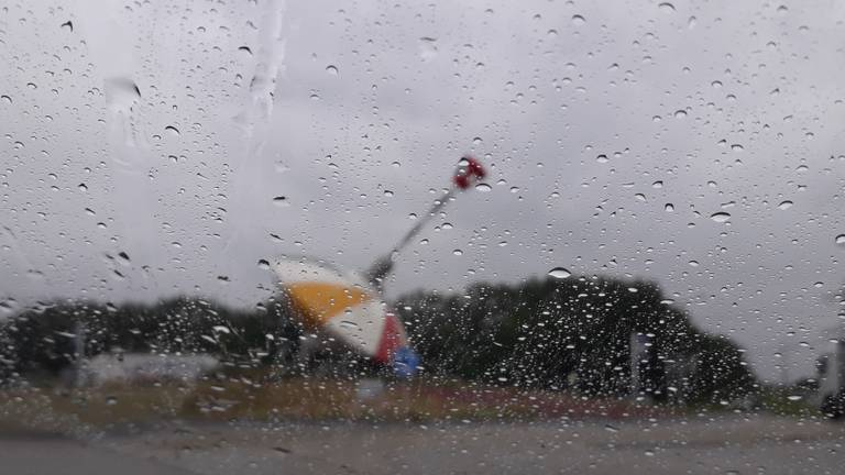 Een grijze regenachtige ochtend in Oosterhout, de bromtol geeft het geheel nog wat kleur. (foto: Anja Bastiaansen).