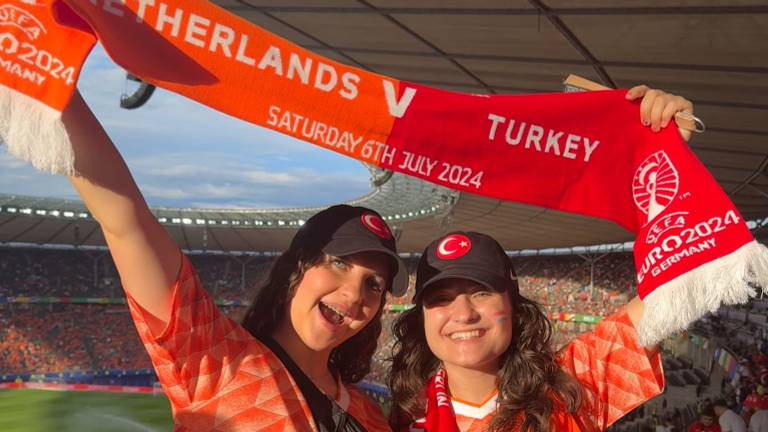 Jasmijn (rechts) samen met haar zus in het Turkse vak in het stadion van Berlijn (foto:privécollectie)