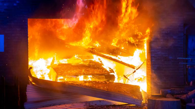 Uitslaande brand verwoest garage (Foto: Gabor Heeres/SQ Vision)