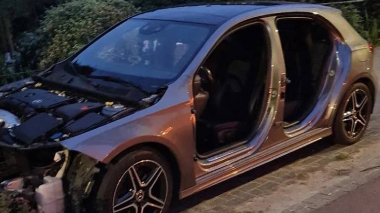 Autodieven hadden het op deze Mercedes gemunt in Kaatsheuvel (foto: Instagram wijkagenten Waalwijk).