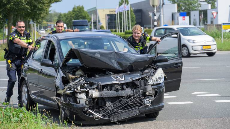 Agenten duwen een van de verongelukte auto's aan de kant (foto: Tom van de Put/SQ Vision).