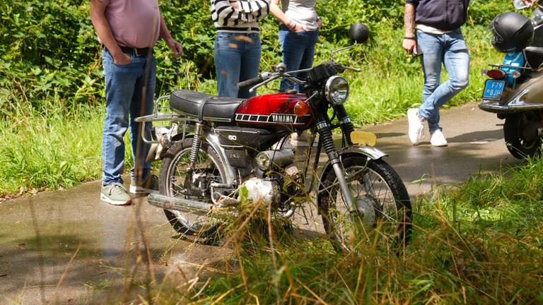 Een man viel van een brommer (foto: SQ Vision/Harrie Grijseels).