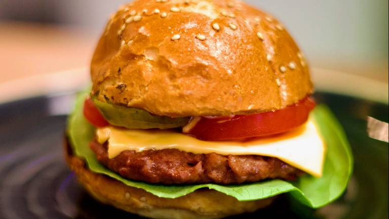 De kweekvleesburger die deze maand is geproefd door een select gezelschap (foto: Mosa Meat). 