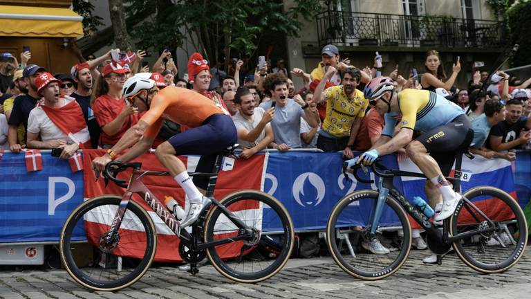 Mathieu van der Poel probeert te ontsnappen, de Belg Wout van Aert gaat achter hem aan (foto: ANP).