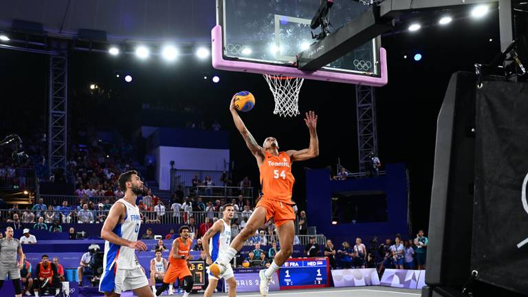 Een punt voor Nederland in het netje aan een Helmondse basketbaltoren (foto: ANP).