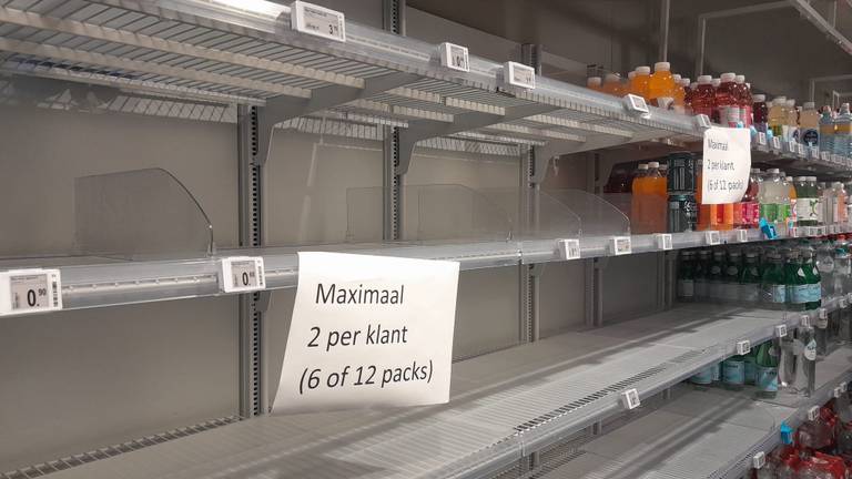 Lege schappen bij de Albert Heijn in Boxtel (foto: Peter de Bekker).