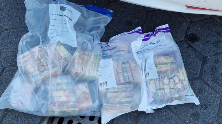 Een deel van het geld (foto: politie Landelijke Eenheid).