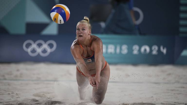 Raisa Schoon duikt naar de bal (foto: ANP 2024/ Louise DelmotteAP Photo).