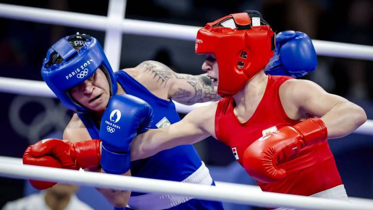 Chelsey Heijnen (rechts) beet flink van zich af (foto: ANP).