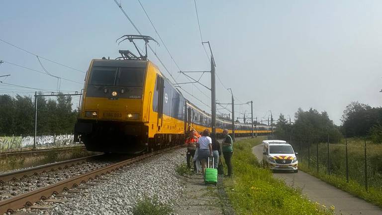 Reizigers worden geëvacueerd (foto: Patric Blankers).
