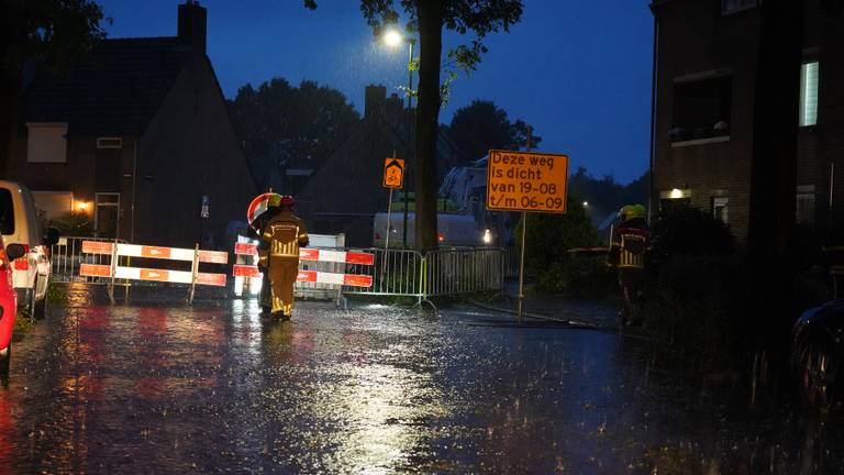 Wateroverlast in grote delen van Brabant, woonwijk in Rijen onder water