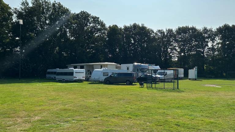 Het terrein aan de Engelseweg waar de exploitanten overnachten (foto: Carlijn Kösters).