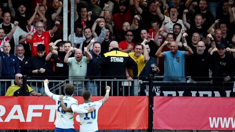 Guus Til en Noa Lang vieren de 0-1 met de PSV supporters (foto: ANP).
