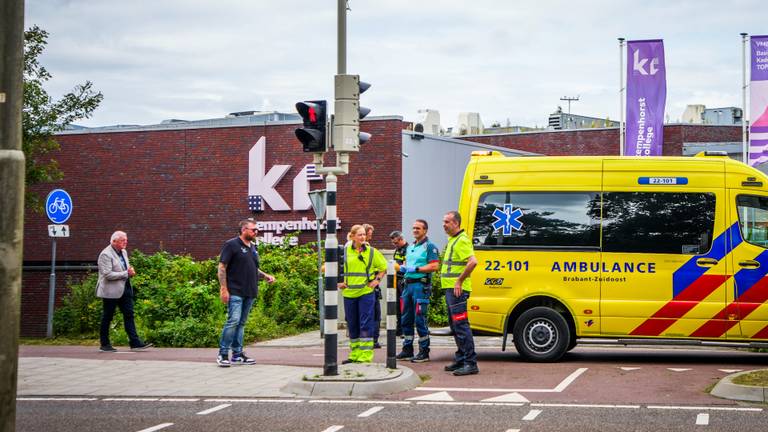 Man rijdt onder invloed door rood en schept twee meisjes