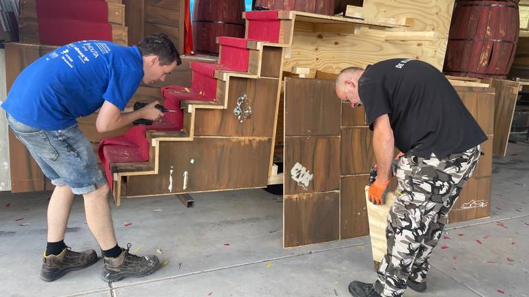Met geleend gereedschap konden de mannen de wagen toch nog afbreken (foto: Imke van de Laar).