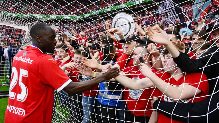 Teze viert het kampioenschap met de fans (foto: ANP).