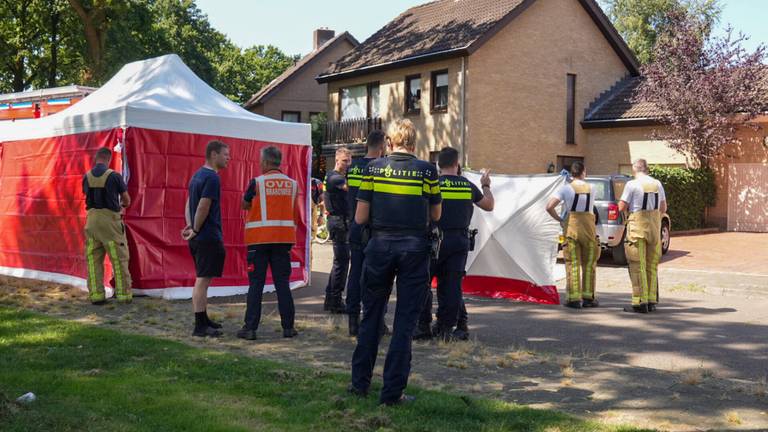 Vrouw overlijdt nadat ze onder geparkeerde auto terechtkomt