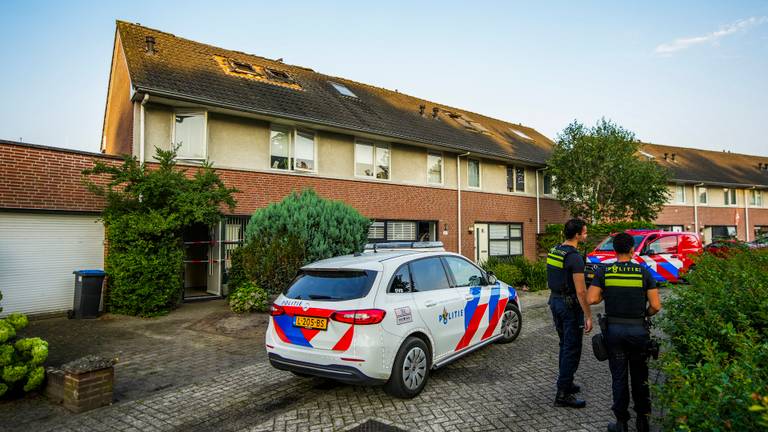 Zolder van huis verwoest door uitslaande brand, politie doet onderzoek