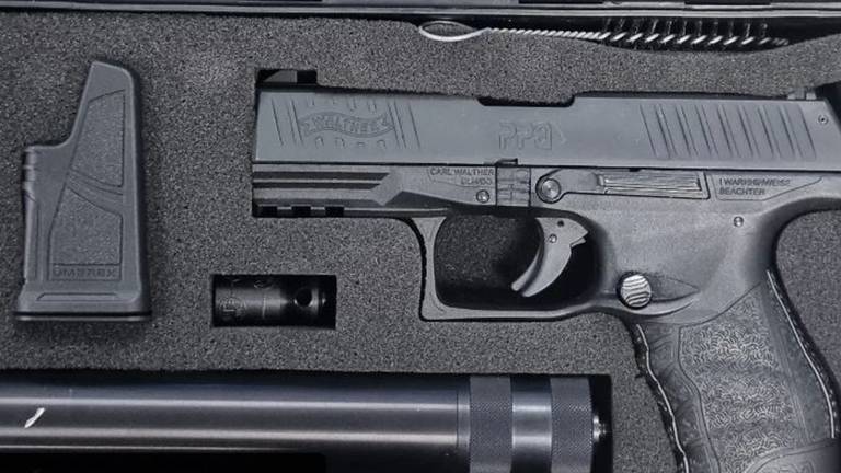 De in beslag genomen Walther PPQ (foto: Wijkagent Reusel).