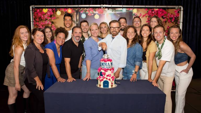 De crew van Mamma Mia! The Party met in het midden Björn Ulvaeus die de taart aansnijdt, rechts naast hem staat Anouk (foto: Royal Promotions).