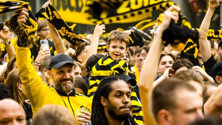 NAC-supporters vieren de promotie. (foto: ANP).