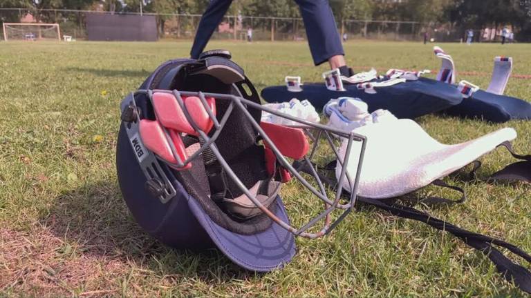 Er zijn minstens twee voetbalvelden nodig om cricket te kunnen spelen.