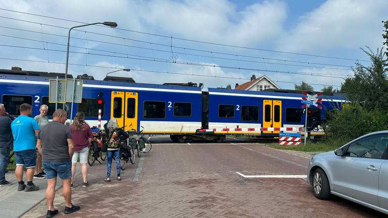 De defecte trein staat stil op de spoorwegovergang (foto: Bart Meesters/SQ Vision).
