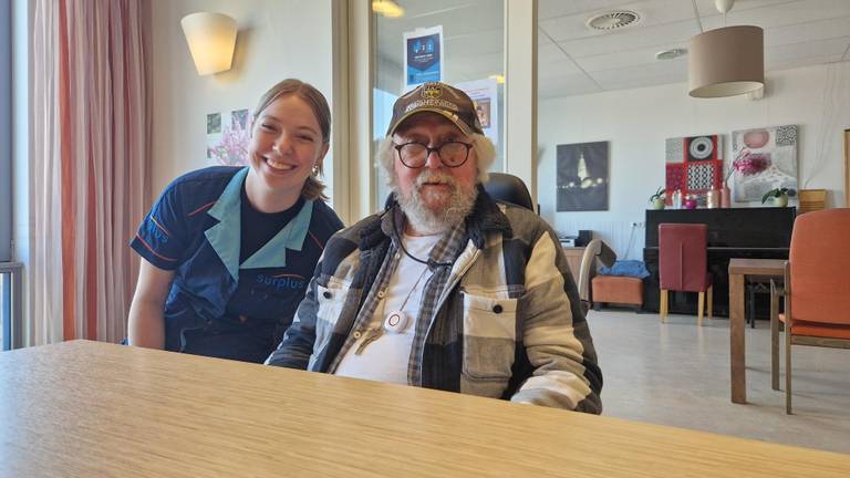 Lyana in het zorgcentrum en haar huis, samen met een patiënt.