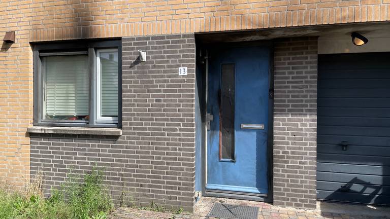 De beschadigde voordeur van het huis (Foto: René van Hoof)