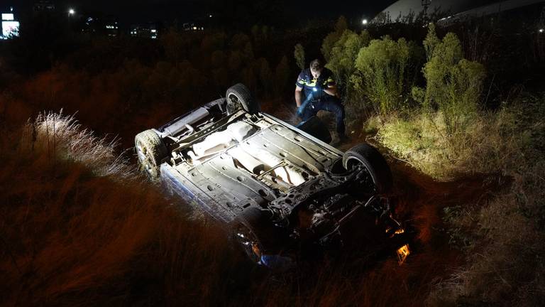 Vier gewonden bij ernstige botsing, auto vliegt over de kop