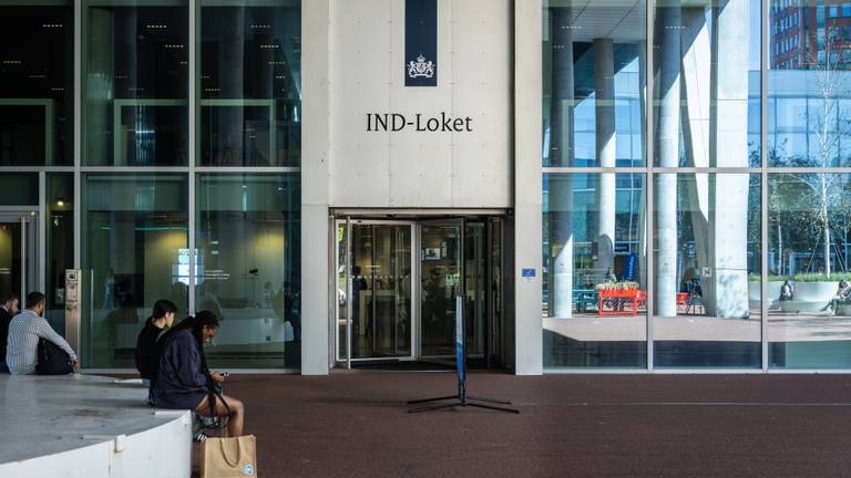 Het loket van de Immigratie- en Naturalisatiedienst (IND) in Den Haag (foto: ANP).