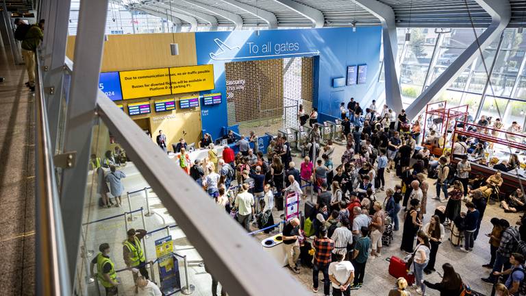 Lange rijen op Eindhoven Airport door de storing (Foto: ANP). 