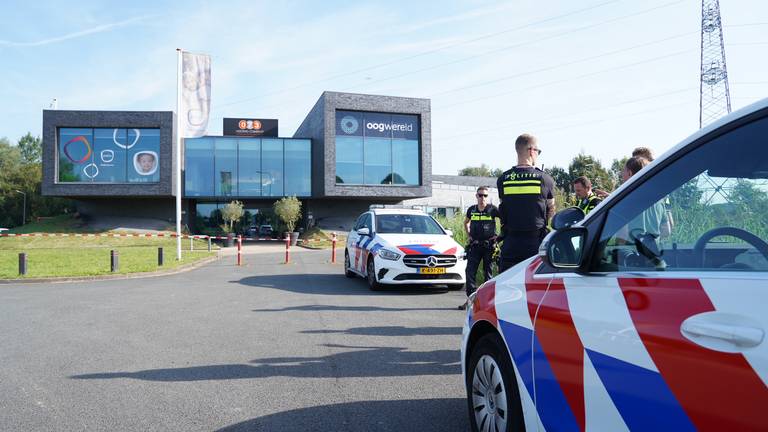 De politie is een onderzoek gestart bij het gebouw (foto: Bart Meesters).