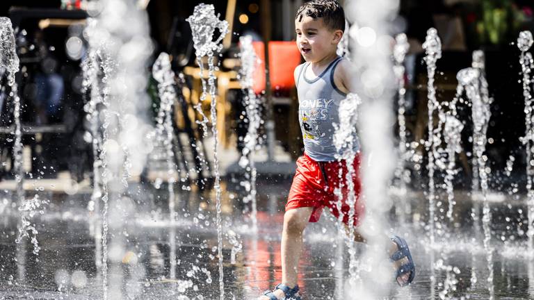 Wie geen zwembad heeft opgezet, kan ook waterplezier hebben in Tilburg (foto: ANP).