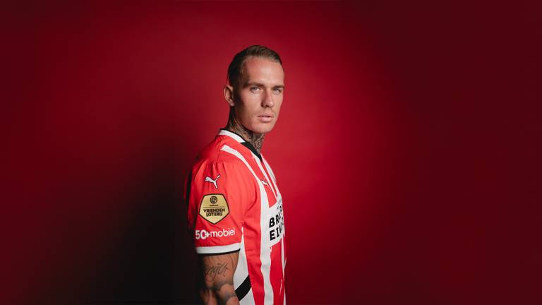 Rick Karsdorp in het shirt van zijn nieuwe club (foto: PSV)