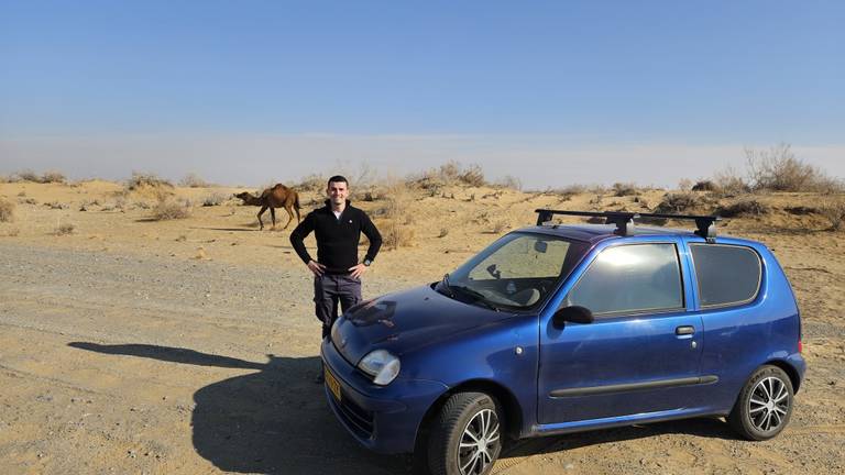 Stijn en zijn Fiatje in de Karakum woestijn in Turkmenistan