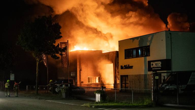 Grote brand verwoest loods, brandweer weet erger te voorkomen