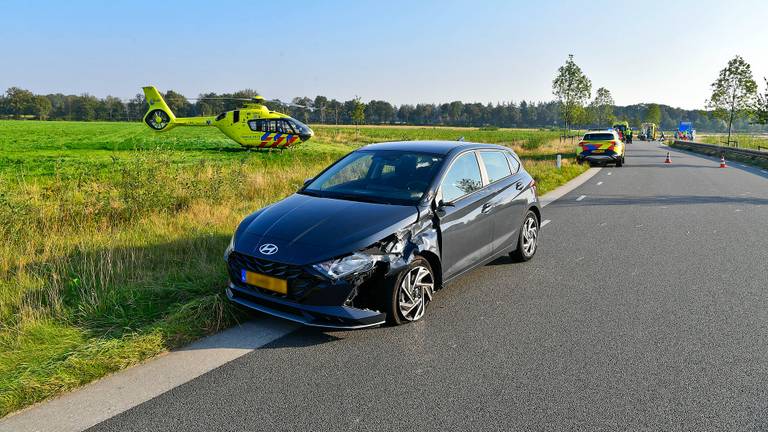 Een motorrijder en auto botsten op elkaar op de Diepveldenweg (foto: Rico Vogels/SQ Vision).
