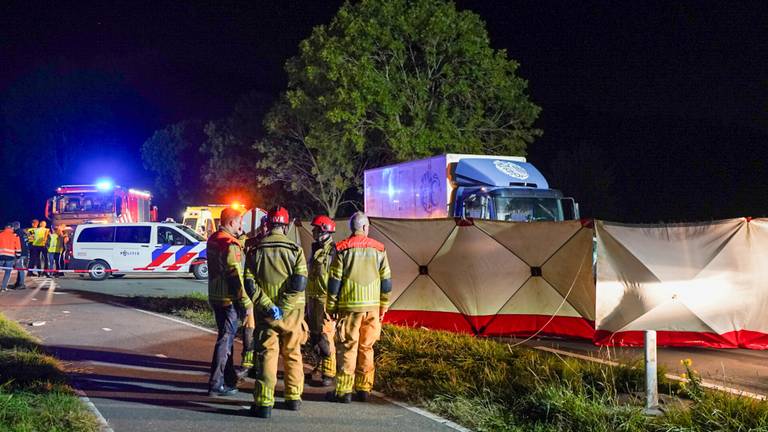 Auto botst met vrachtwagen: bestuurder overleden