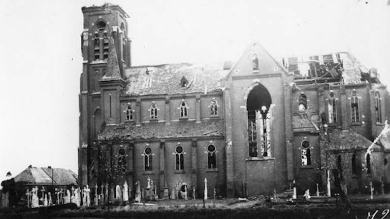 De kerk van Wijbosch na de gevechten in september 1944 (foto: archief)