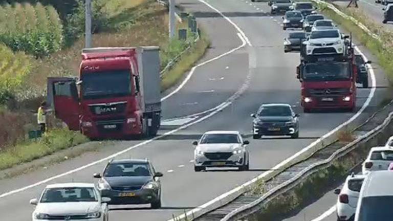 De vrachtwagen met klapband op de A69 (foto: Rijkswaterstaat).