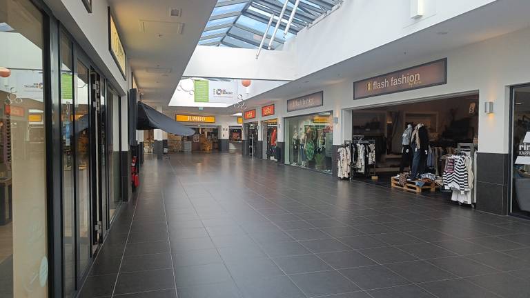 De gangen van het winkelcentrum zijn leeg, klanten vragen zich af of de winkels wel open zijn (privéfoto).