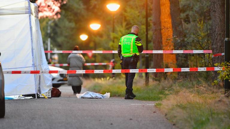 Dode gevonden in auto, lijk lag 'in plastic verpakt op de achterbank'