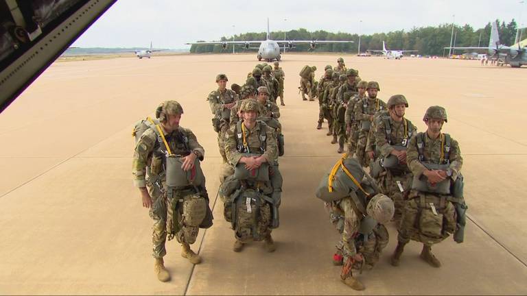 Bij Operation Falcon Leap springen de parachutisten uit een Hercules. (foto: Omroep Brabant)
